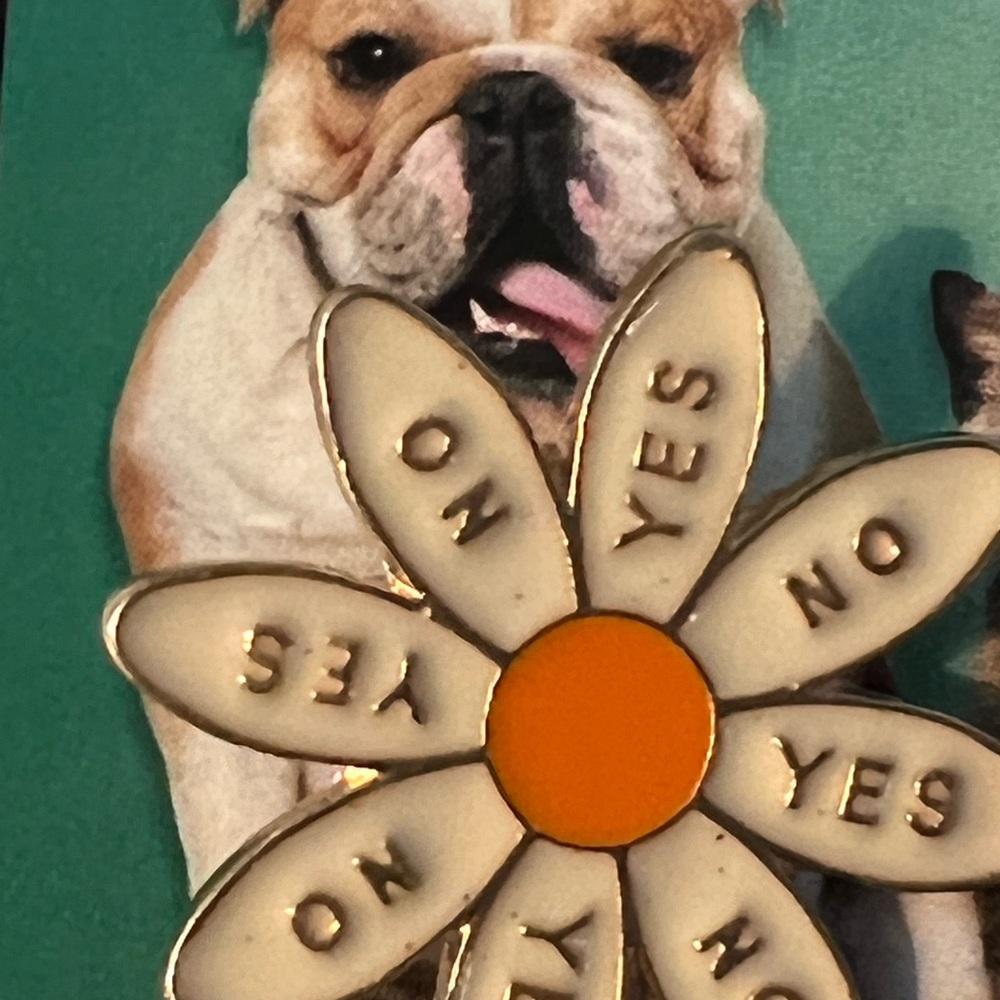 Daisy pin